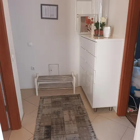 Apartman Emi 1 *