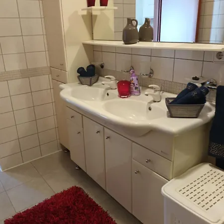 Apartman Emi 1 *