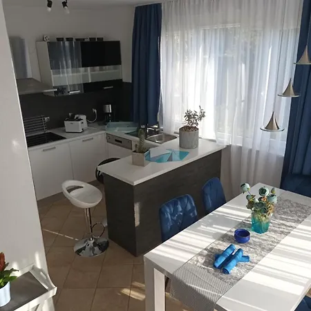 Apartman Emi 1 *